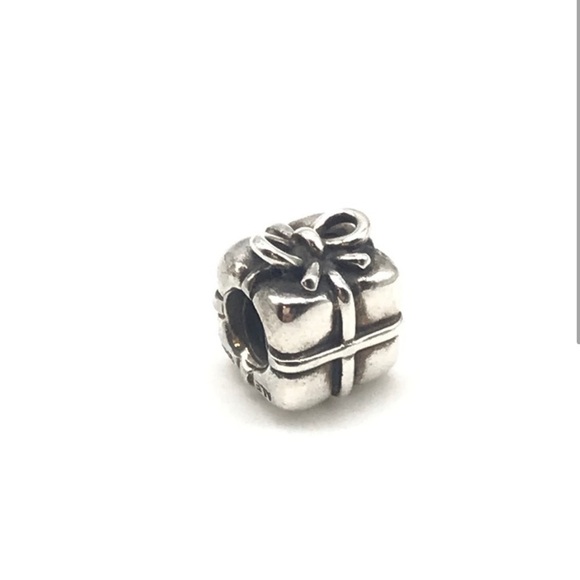 Pandora Gift Box Retired Charm - Picture 2 of 3